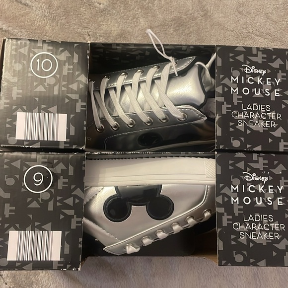 Disney Ladies Mickey Mouse Court Sneaker NIB size 9 and 10 - Picture 2 of 4